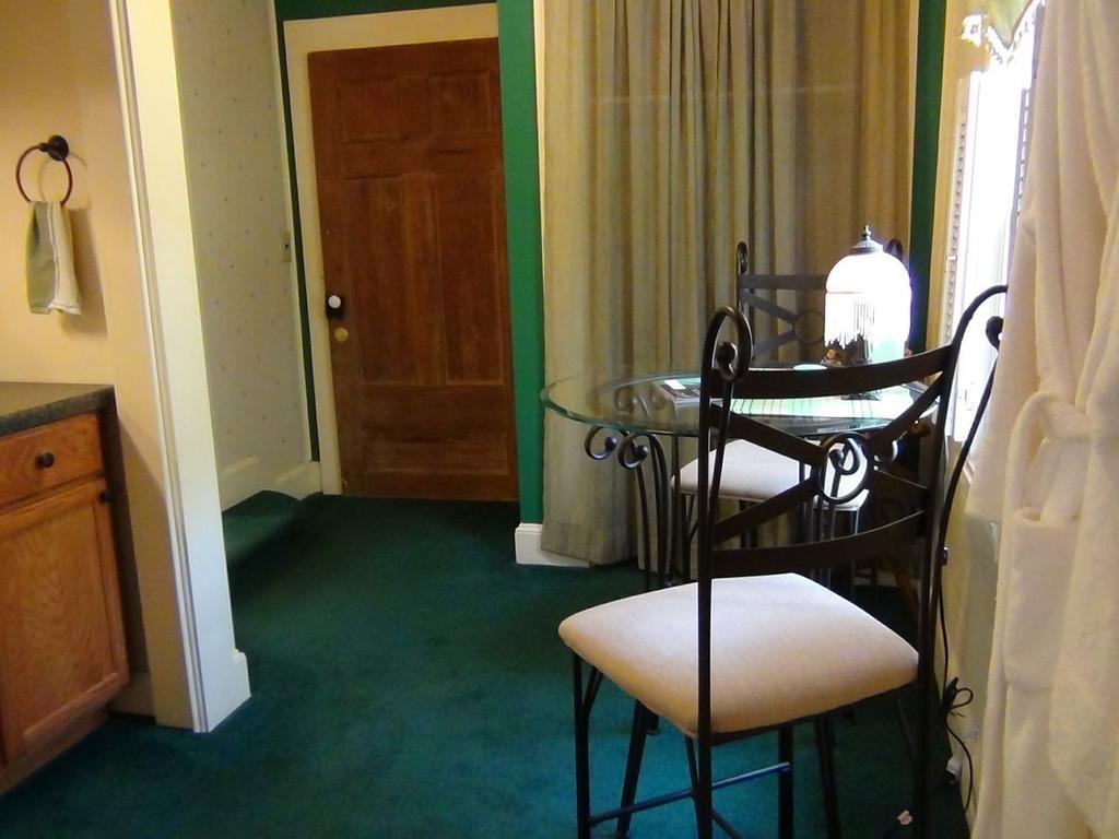 Buffalo Tavern Bed And Breakfast ويست جيفرسون الغرفة الصورة